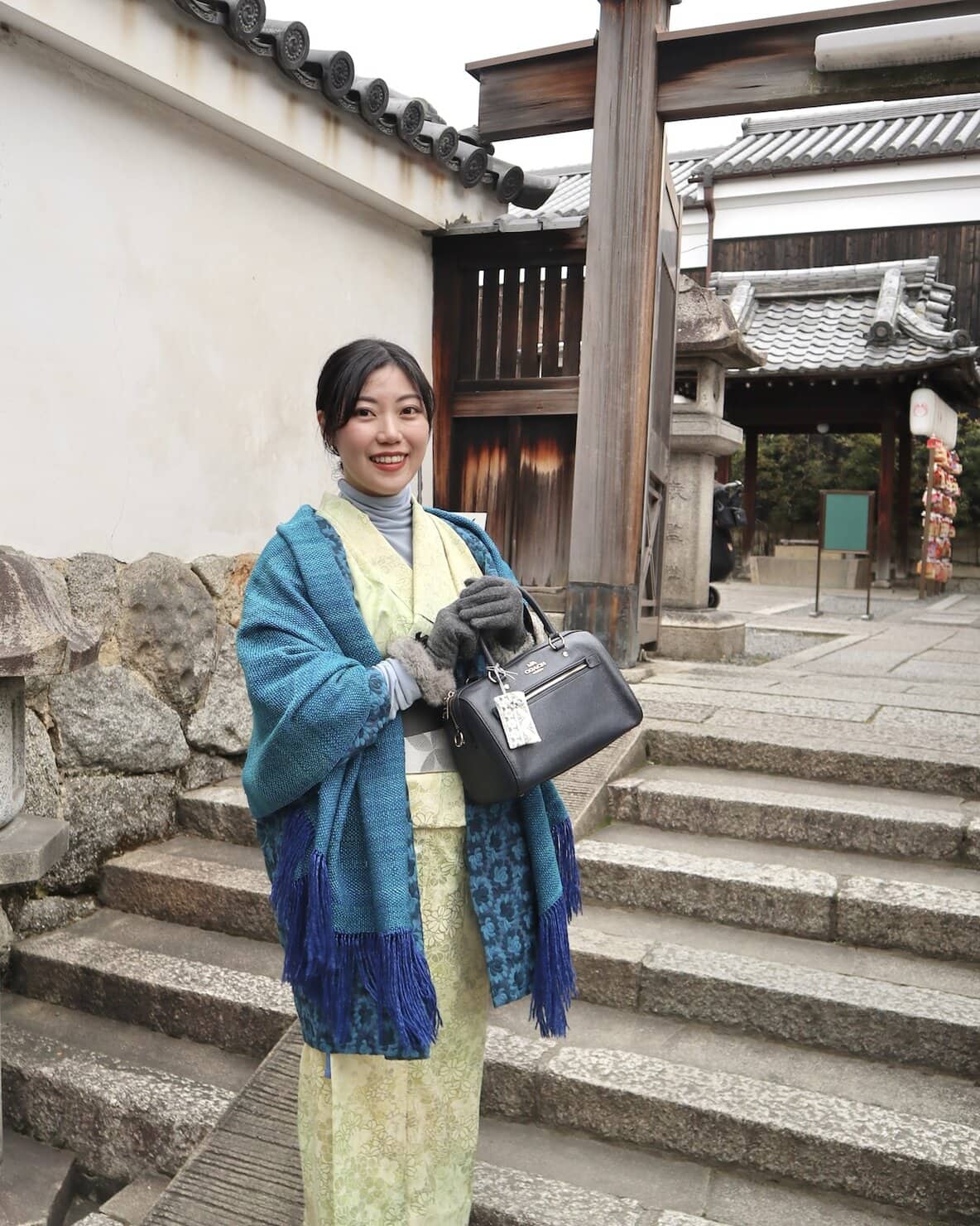 京都・両足院でお守りづくりをした際に門の前で記念撮影