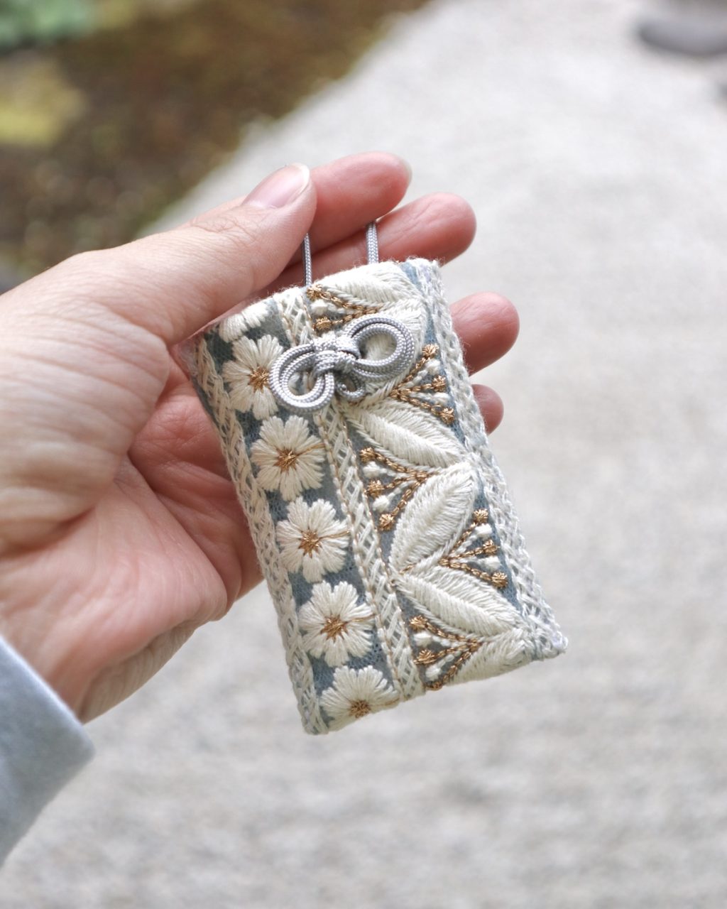 【春の京都東山・両足院でお守りづくり】 河原町駅から徒歩15分。着物で訪ねる、自分を見つめる「結守」づくりの静かな時間