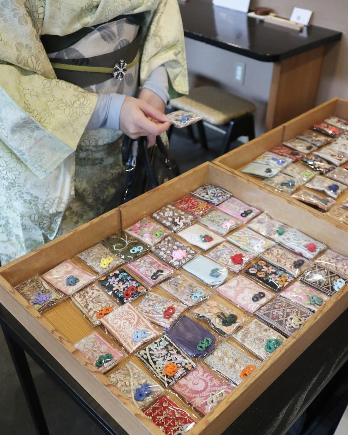 京都・両足院でお守り(結守)を選んでいるところ