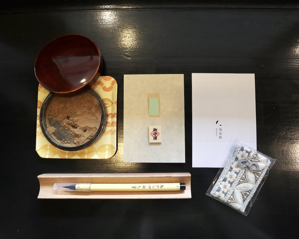 京都・両足院のお守り(結守)制作道具一式 願いを書く紙、筆ペン、祈祷済みの木札、塗香、包み紙