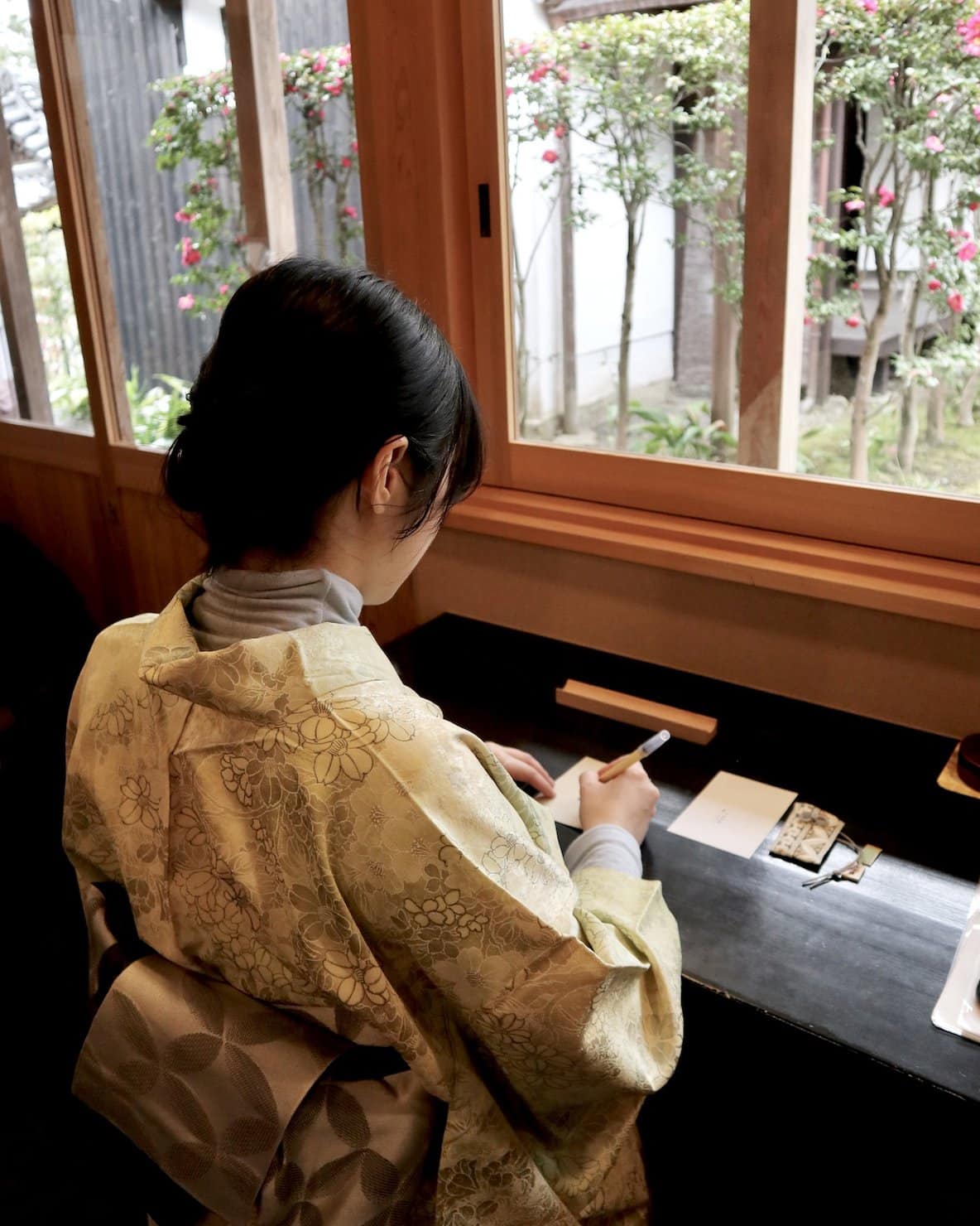 京都・両足院でお守り(結守)に入れる願いを書いているところ