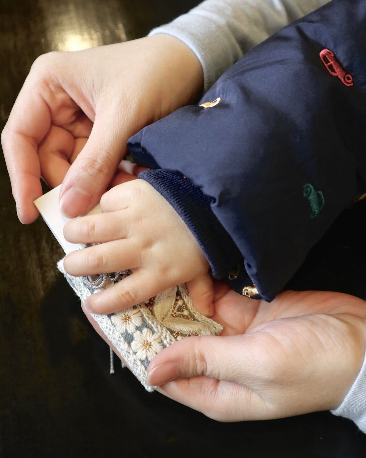 京都・両足院の結守に息子と一緒にお守りを納める