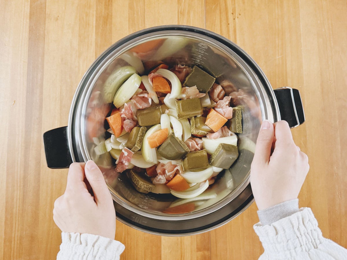 台湾の調理家電・大同電鍋にカレーの具材をセット