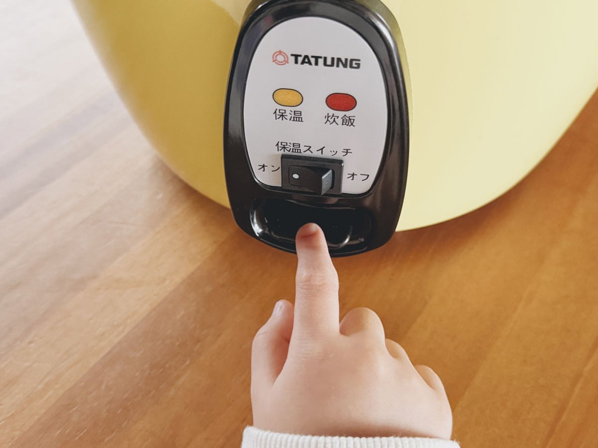 台湾の調理家電・大同電鍋のスイッチを押すところ