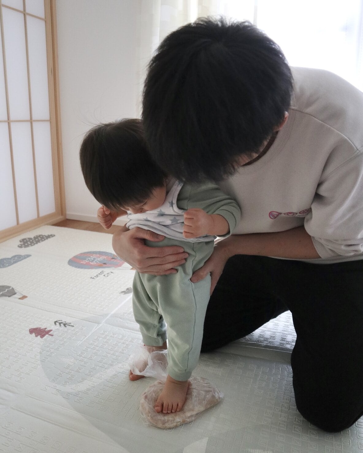 味噌づくりで1歳の息子に大豆を踏んでもらっているところ