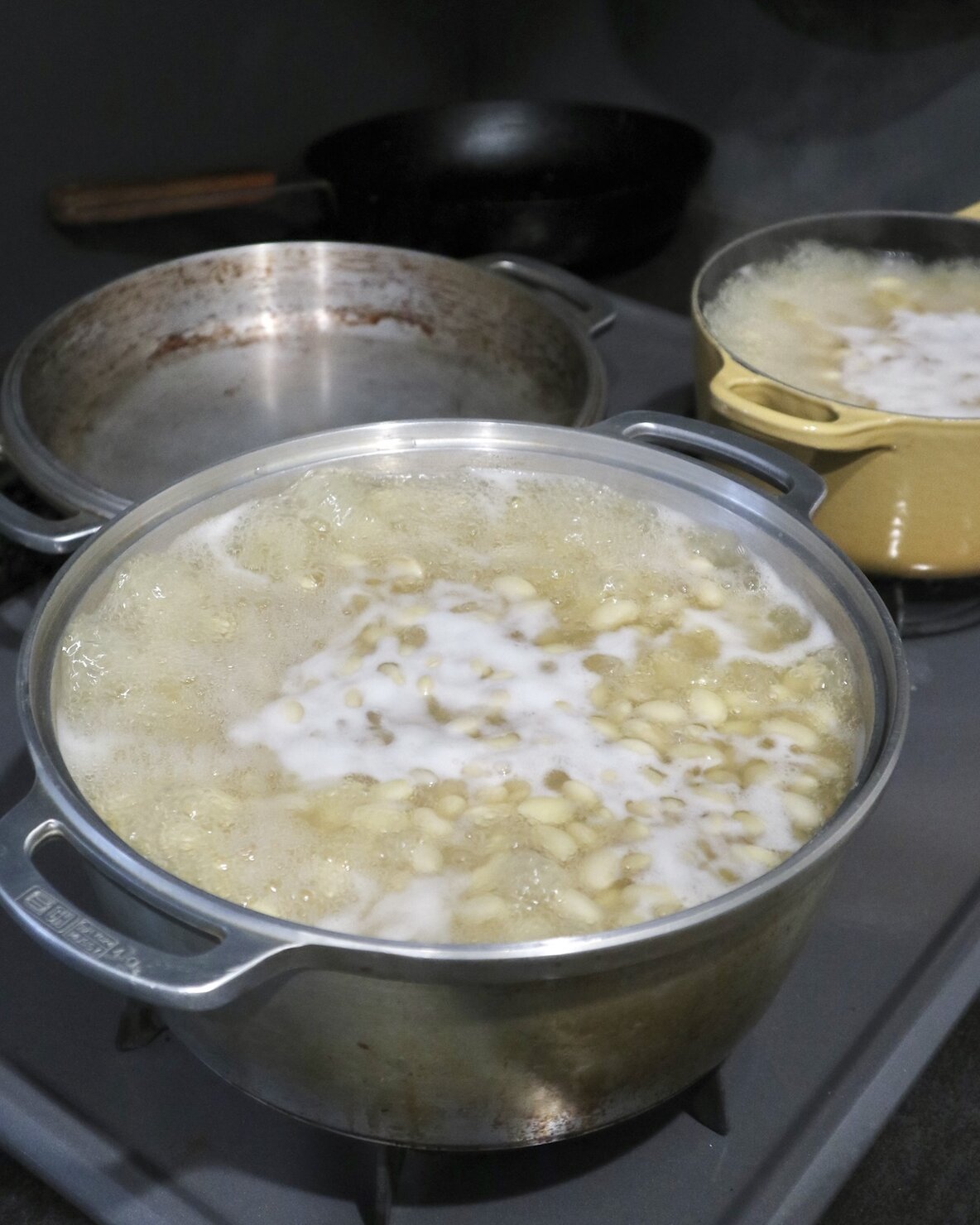 味噌づくりで大豆を煮始め、アクが出ているところ