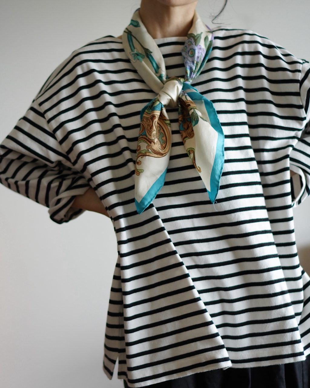 ボーダーTシャツに寒色スカーフのコーディネート