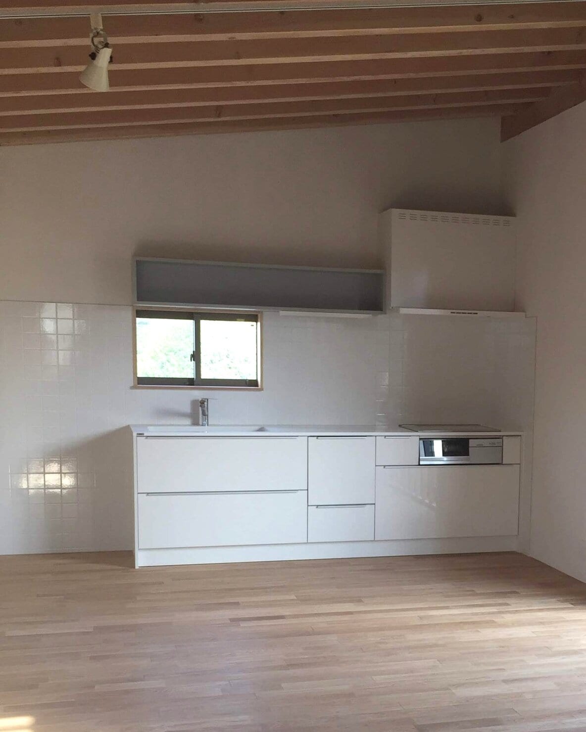 ペンキを塗った収納棚を付けたキッチン