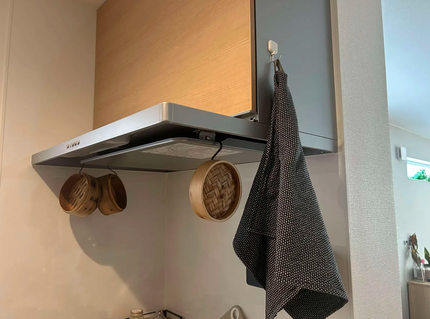 ジョージ・ジェンセン・ダマスクのティータオルを100均のマグネットフックで吊るす