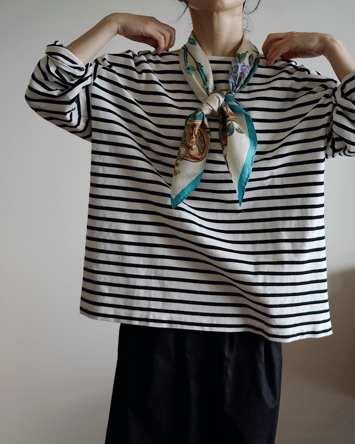 ボーダーTシャツに寒色スカーフを合わせたコーディネート