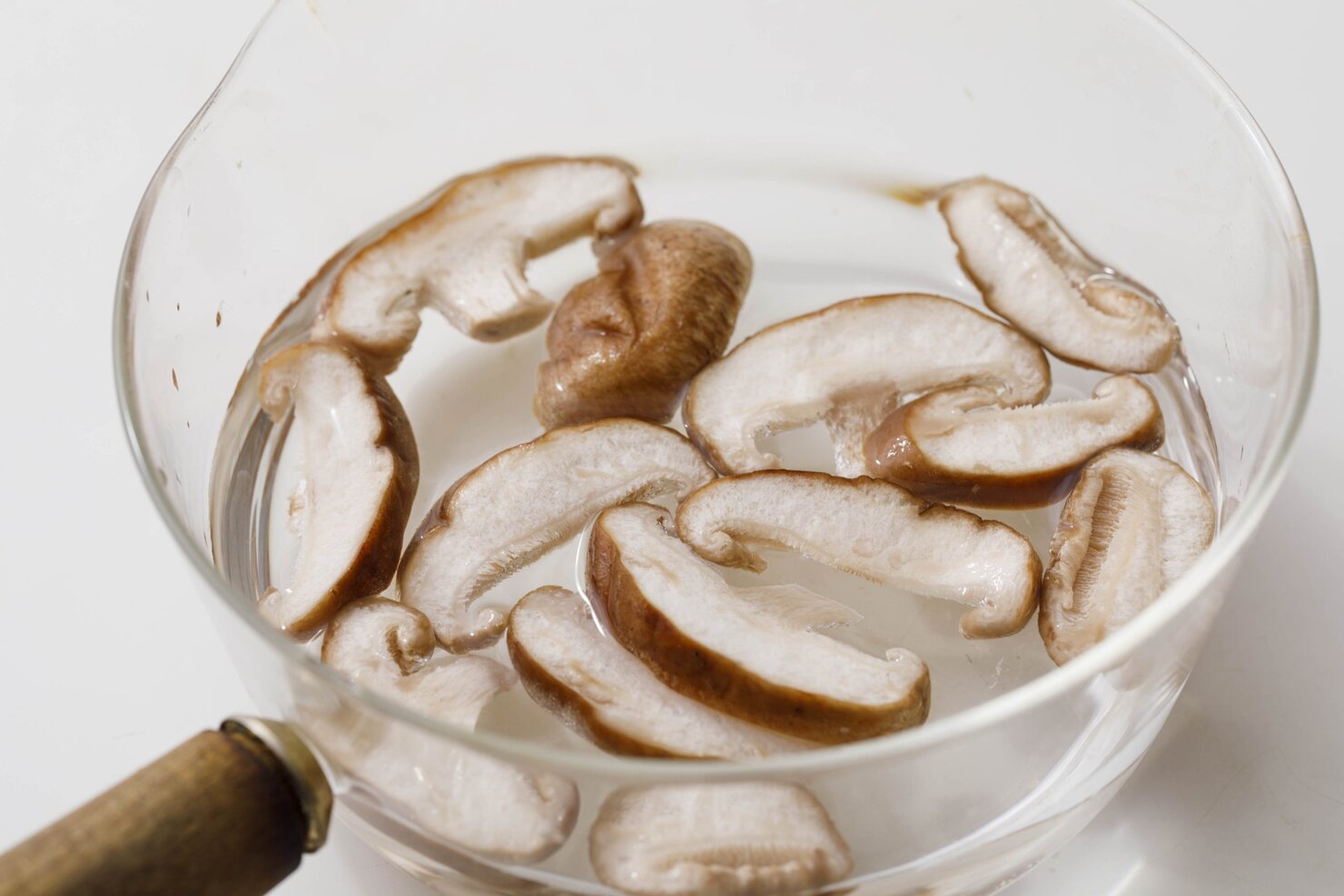 【ひな祭り献立レシピ】 「しいたけとお麩のお吸い物」薄切りしいたけを水とともに入れる