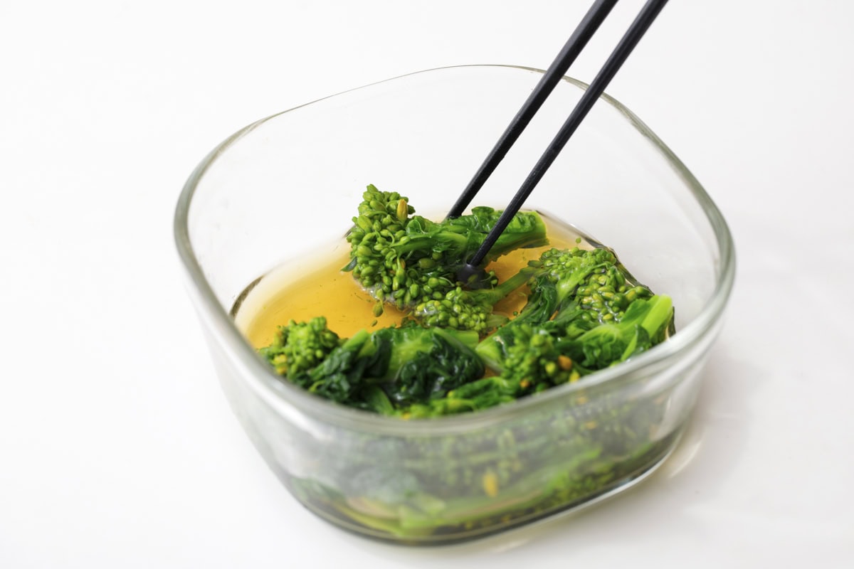 【ひな祭り献立レシピ】菜の花のおひたしの作り方 冷めてからだし汁につける