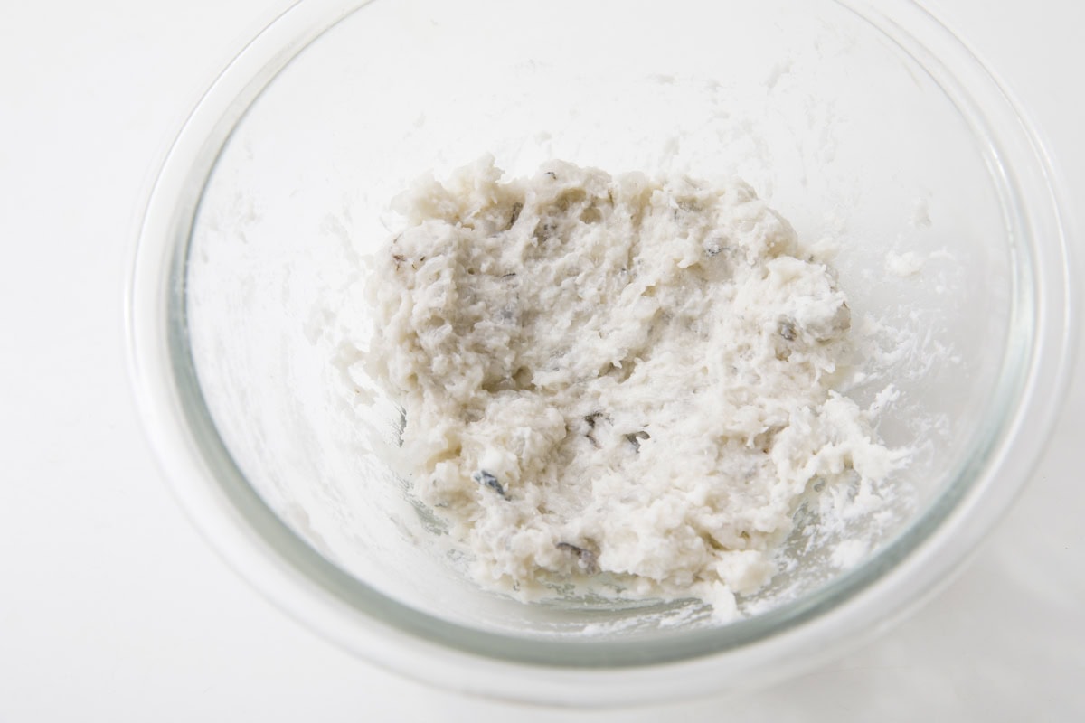 【ひな祭り献立レシピ】「えびとはんぺんのあられ揚げ」作り方・はんぺんをつぶして混ぜる