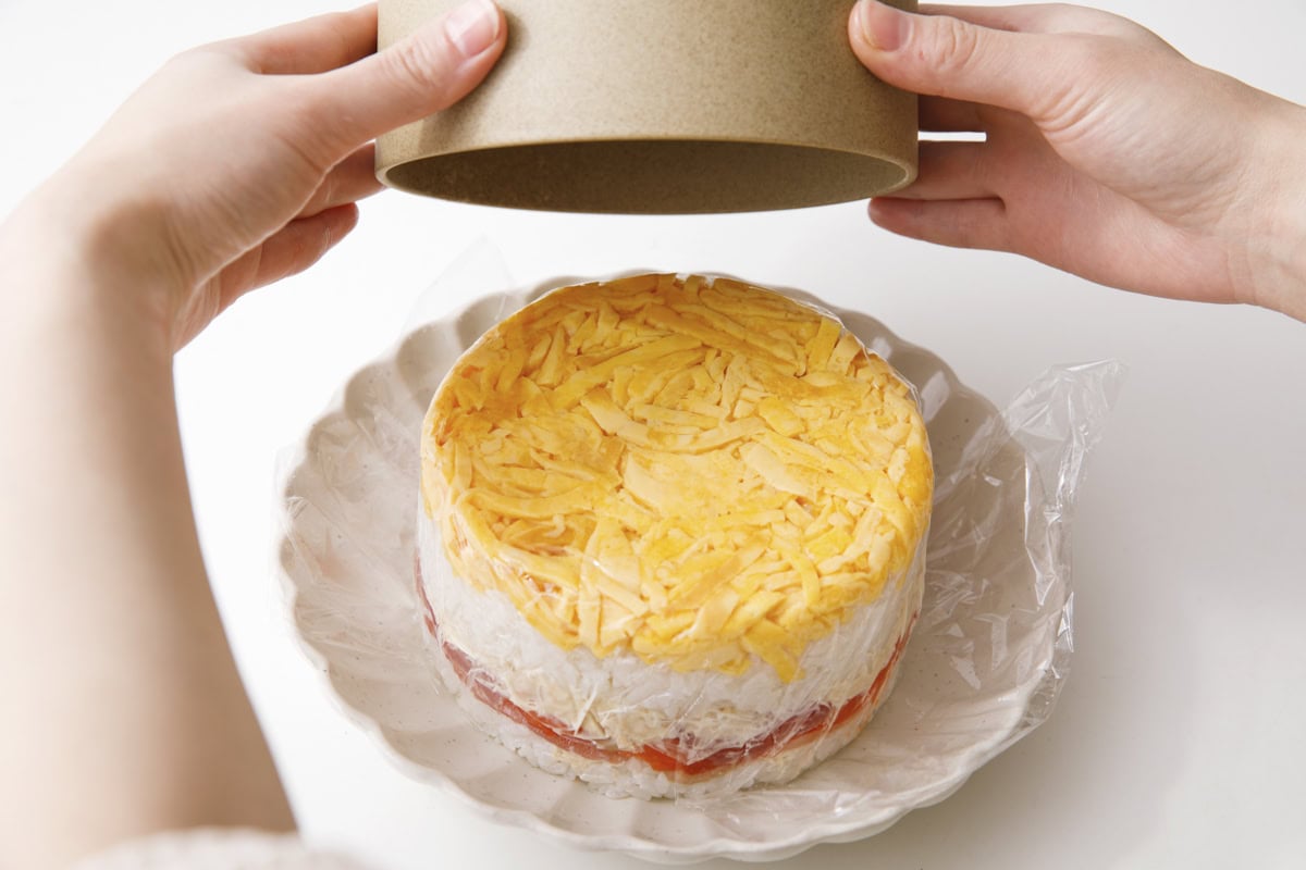 【ひな祭り献立レシピ】「ちらし寿司ケーキ」レシピ:Hidekaさん 型から外したところ