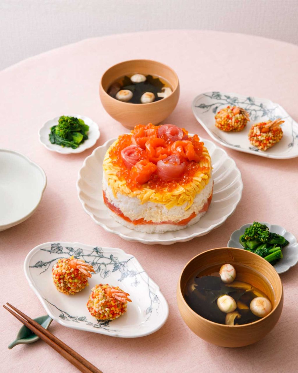 【ひな祭り献立レシピ4品】 ちらし寿司ケーキをメインに、主食や副菜、汁物も! 華やかかわいいメニューで桃の節句をお祝い♡(レシピ:Hidekaさん)