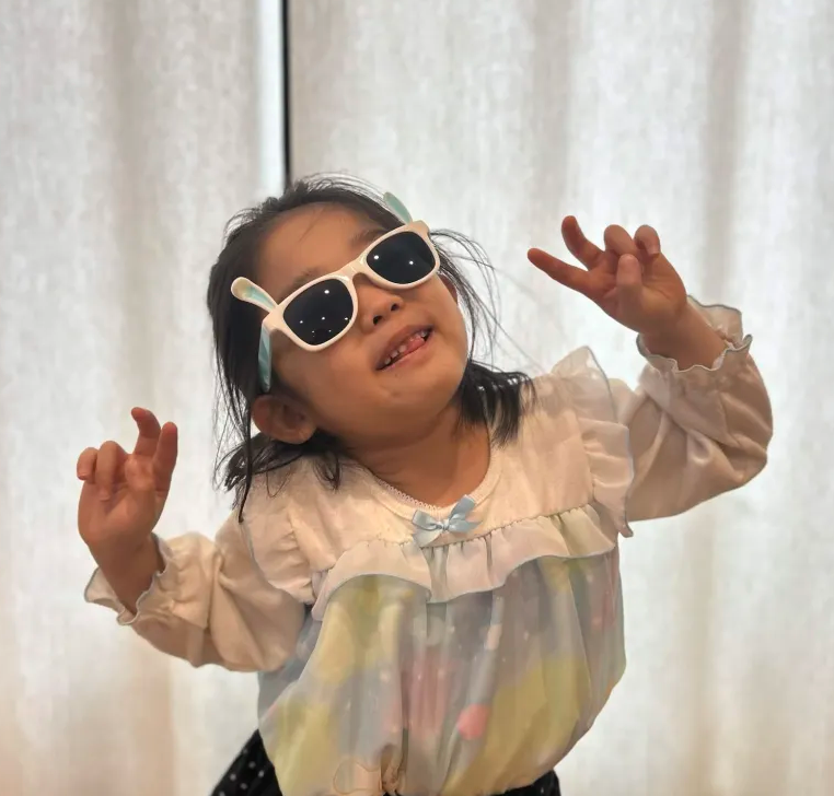 ダイソーのイースターバニーのサングラスをつけて楽しむ子ども