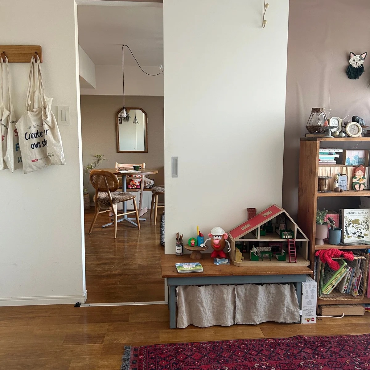 チャーミングなおもちゃ、トートバッグなどを飾った室内