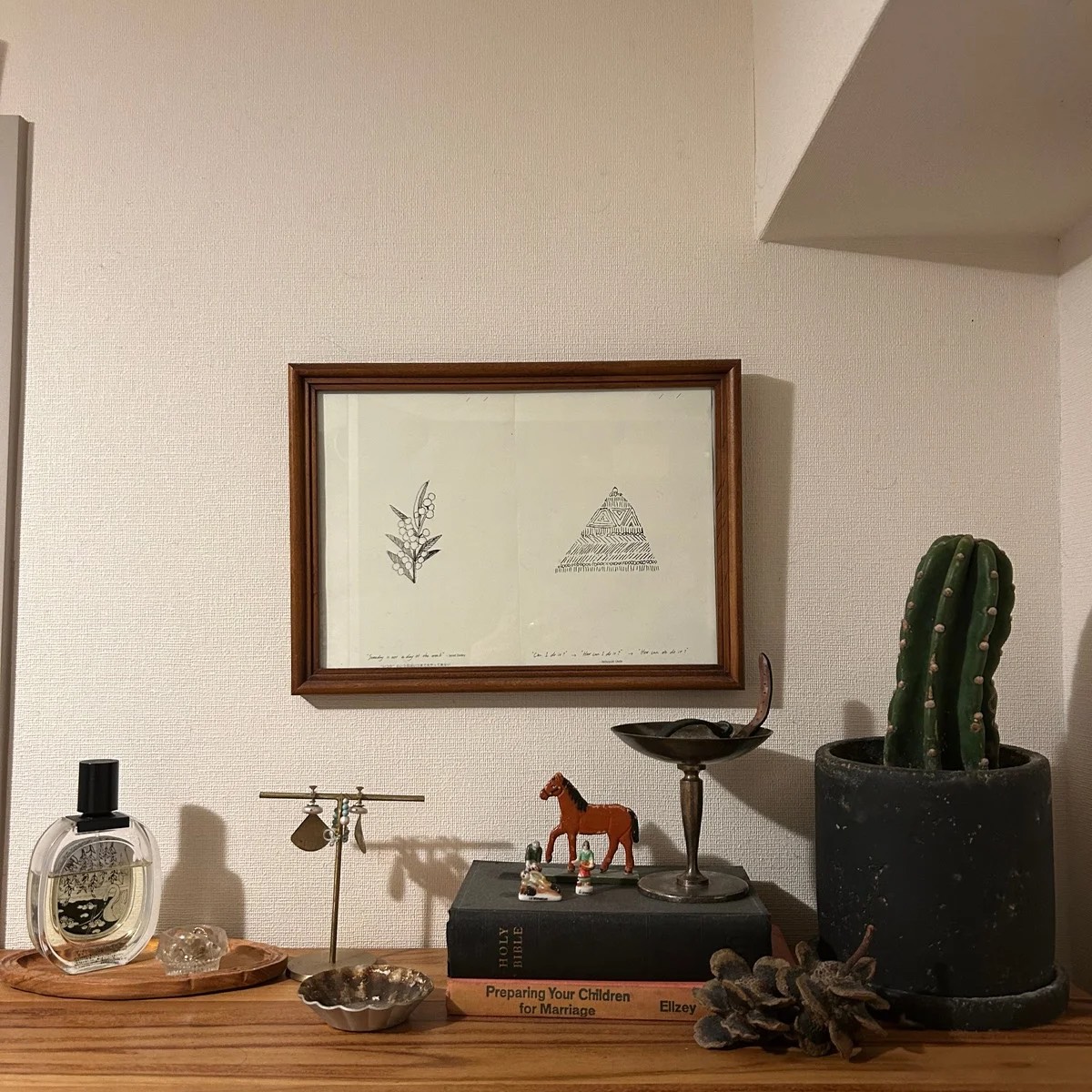 馬モチーフのオブジェやフェーブ、アクセサリーなど、お気に入りを集めた一角