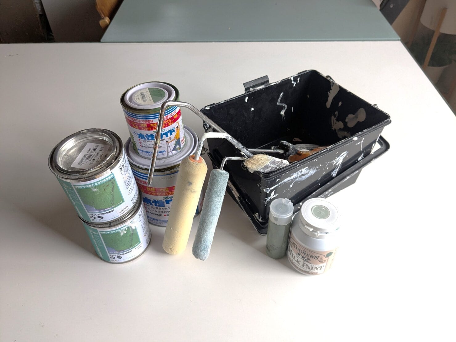 ペンキ塗りの道具 塗料、ハケ、ローラーなど