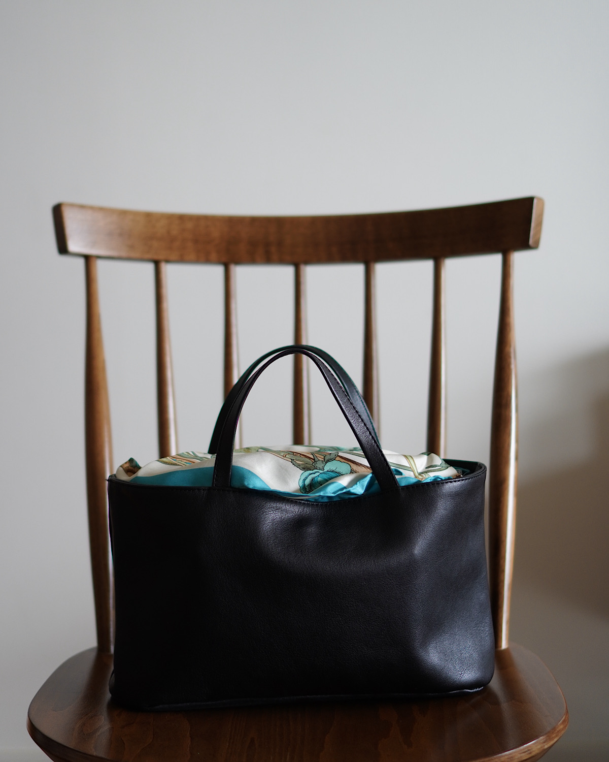 バッグにふんわりスカーフをのせている