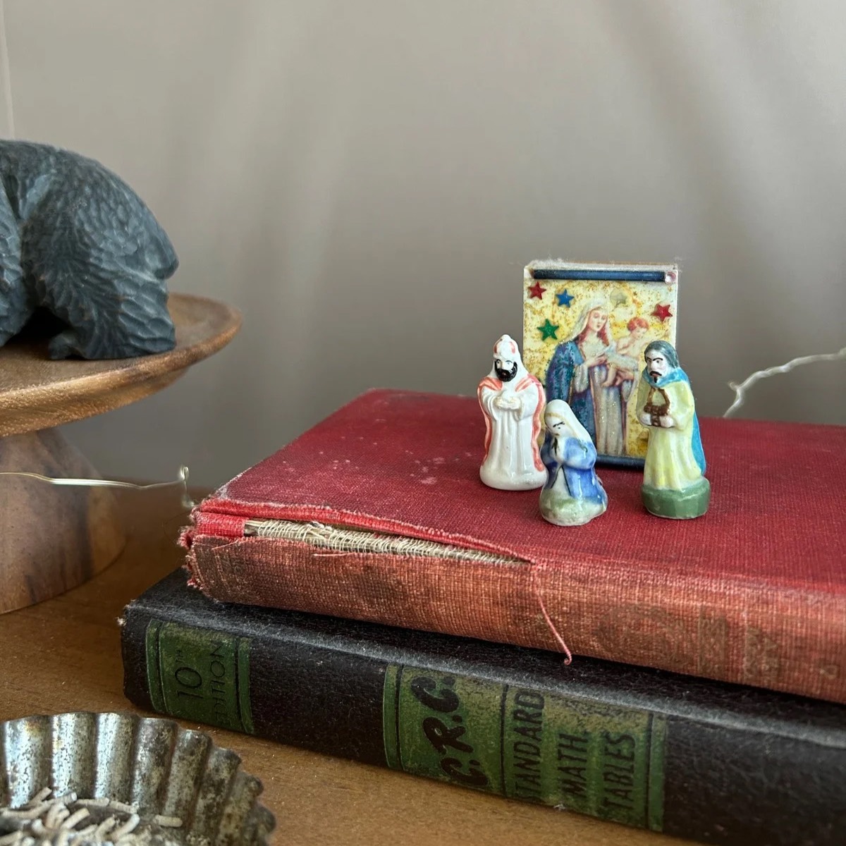 古い洋書の上に飾られたフェーブ