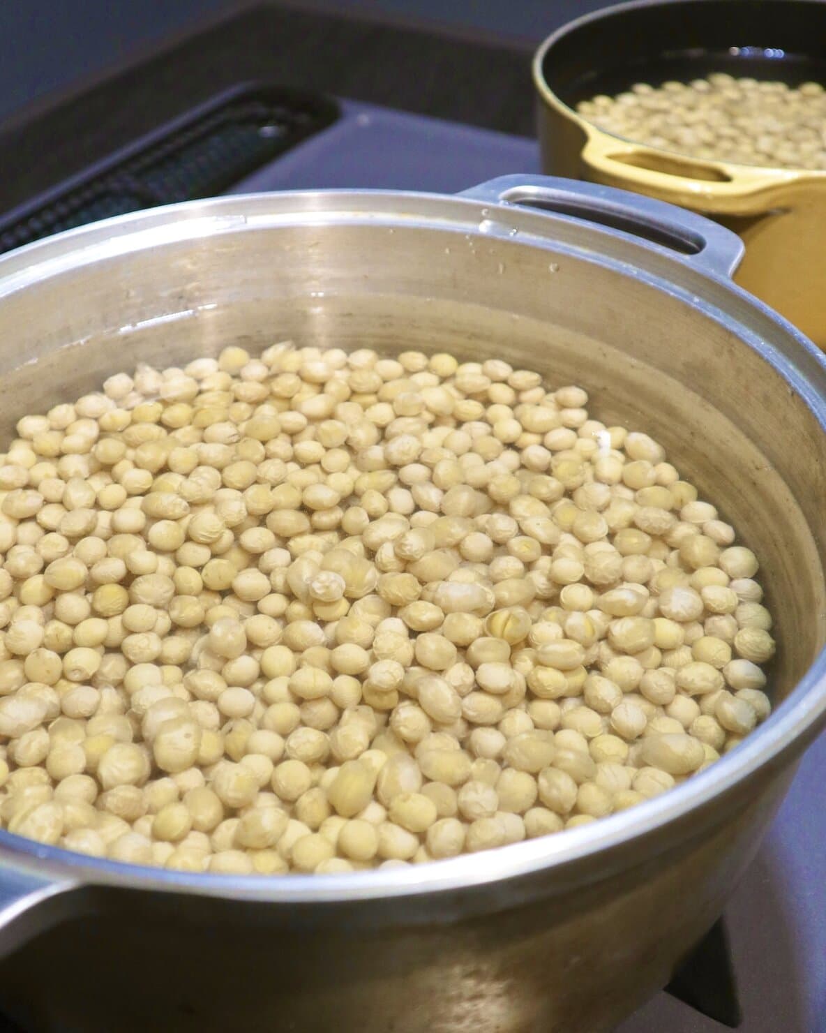 味噌づくりで大豆を浸水しているところ