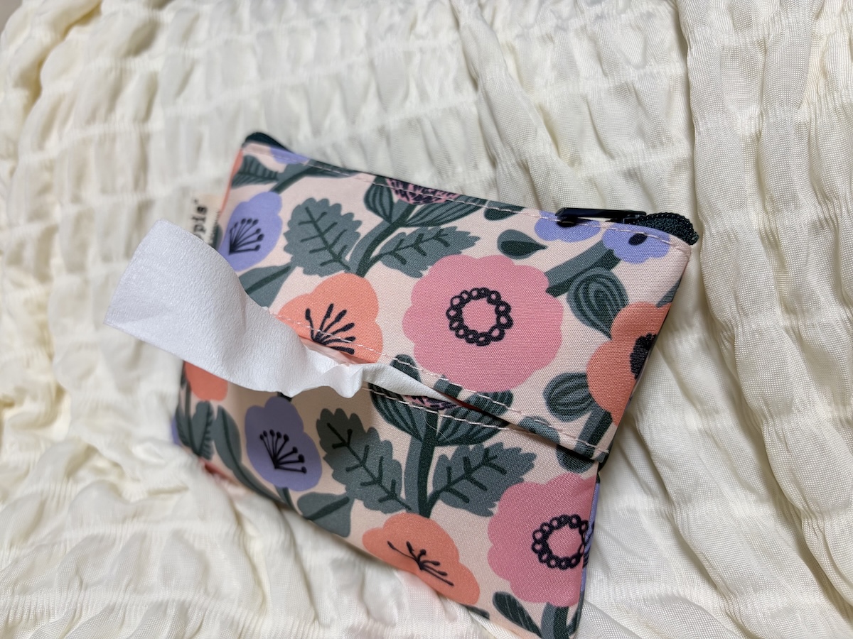 『リンネル』5月号増刊付録 キッピスティッシュポーチからティッシュを取り出すところ