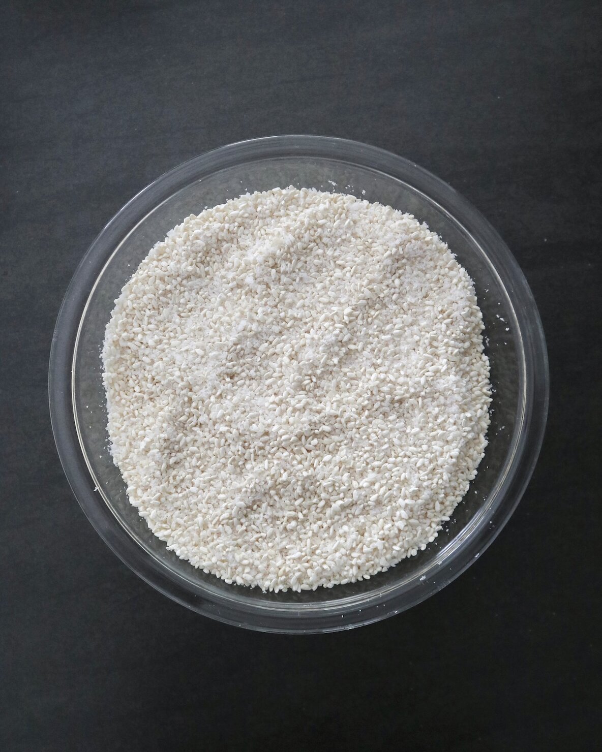 味噌づくりに使う塩と麹を混ぜた塩切り麹