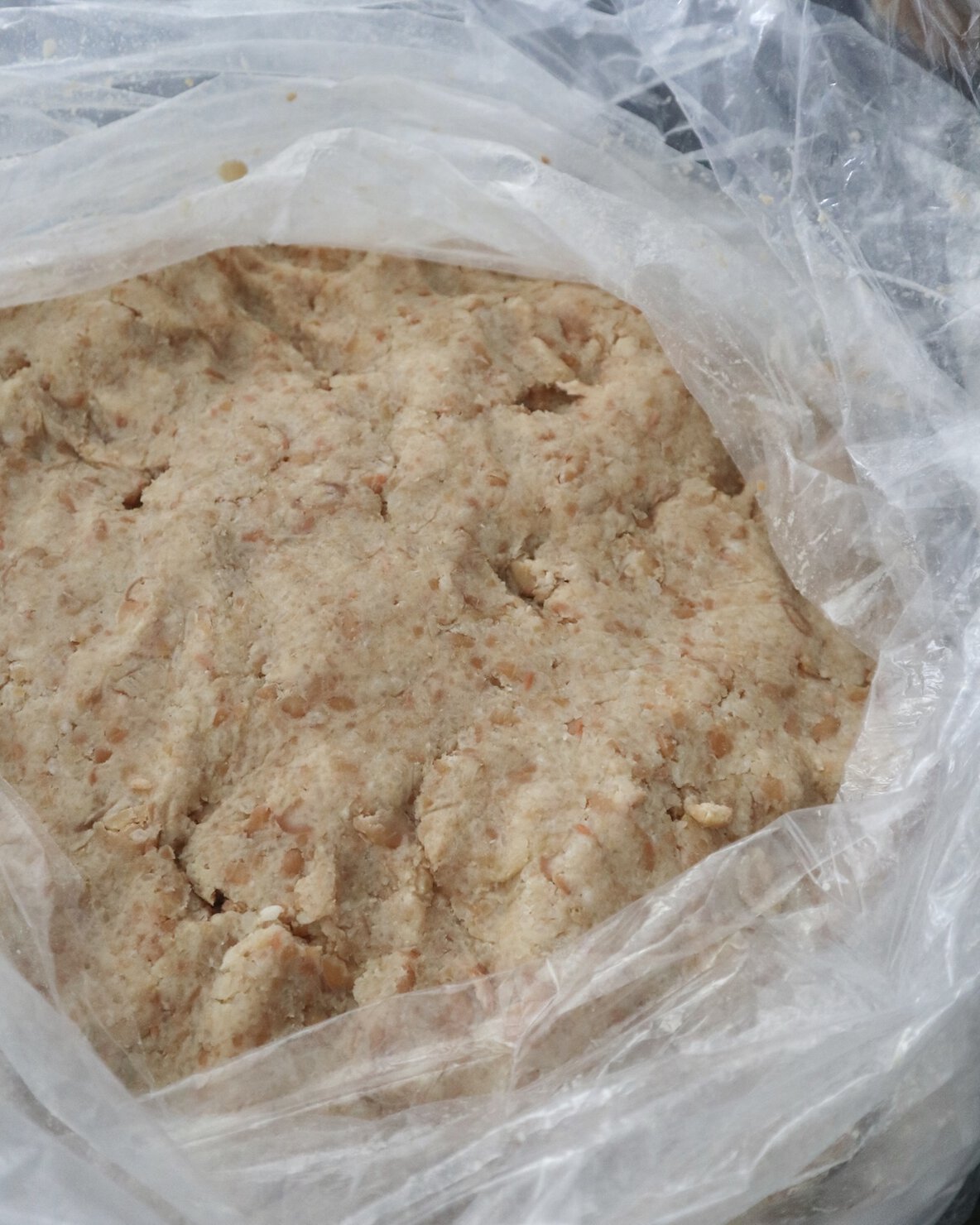 味噌づくりで大豆が潰れたところ