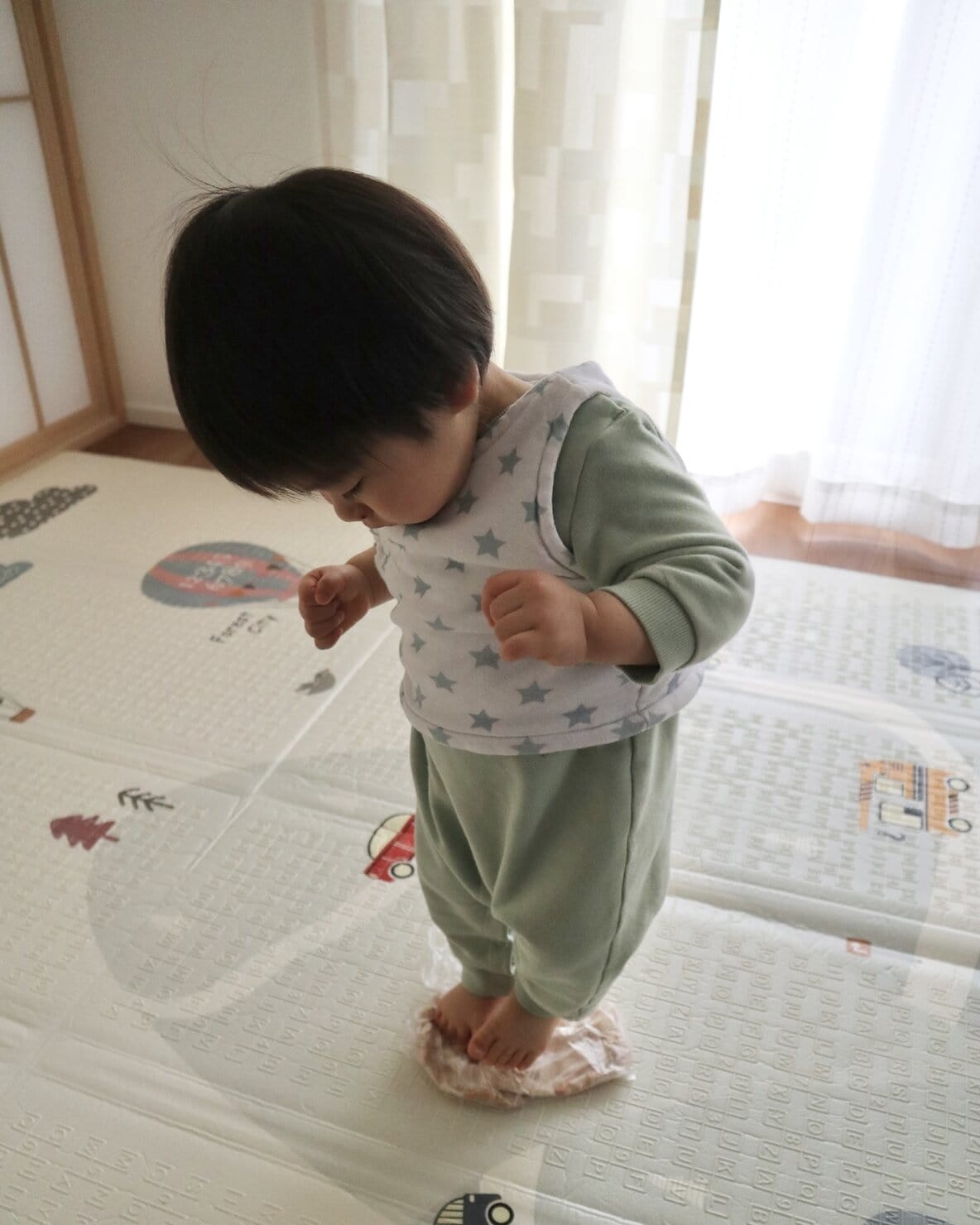 味噌づくりで息子一人で大豆を踏んでいるところ