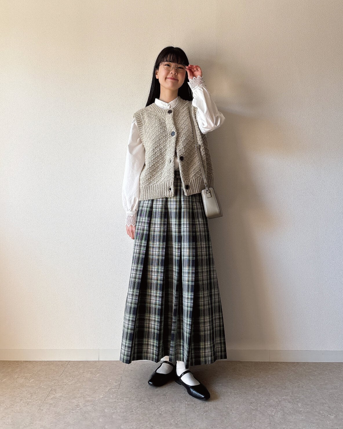 ベスト×チェックスカートのコーディネート