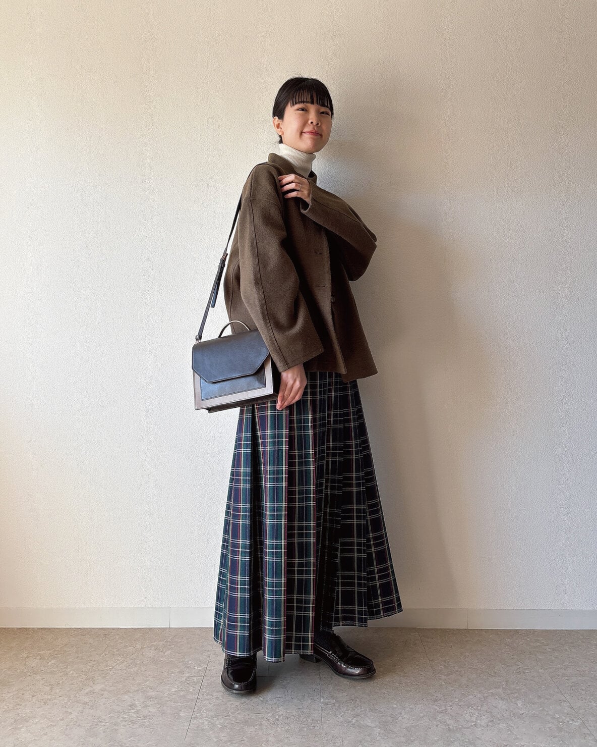 タートルネック×チェックスカートのコーディネート