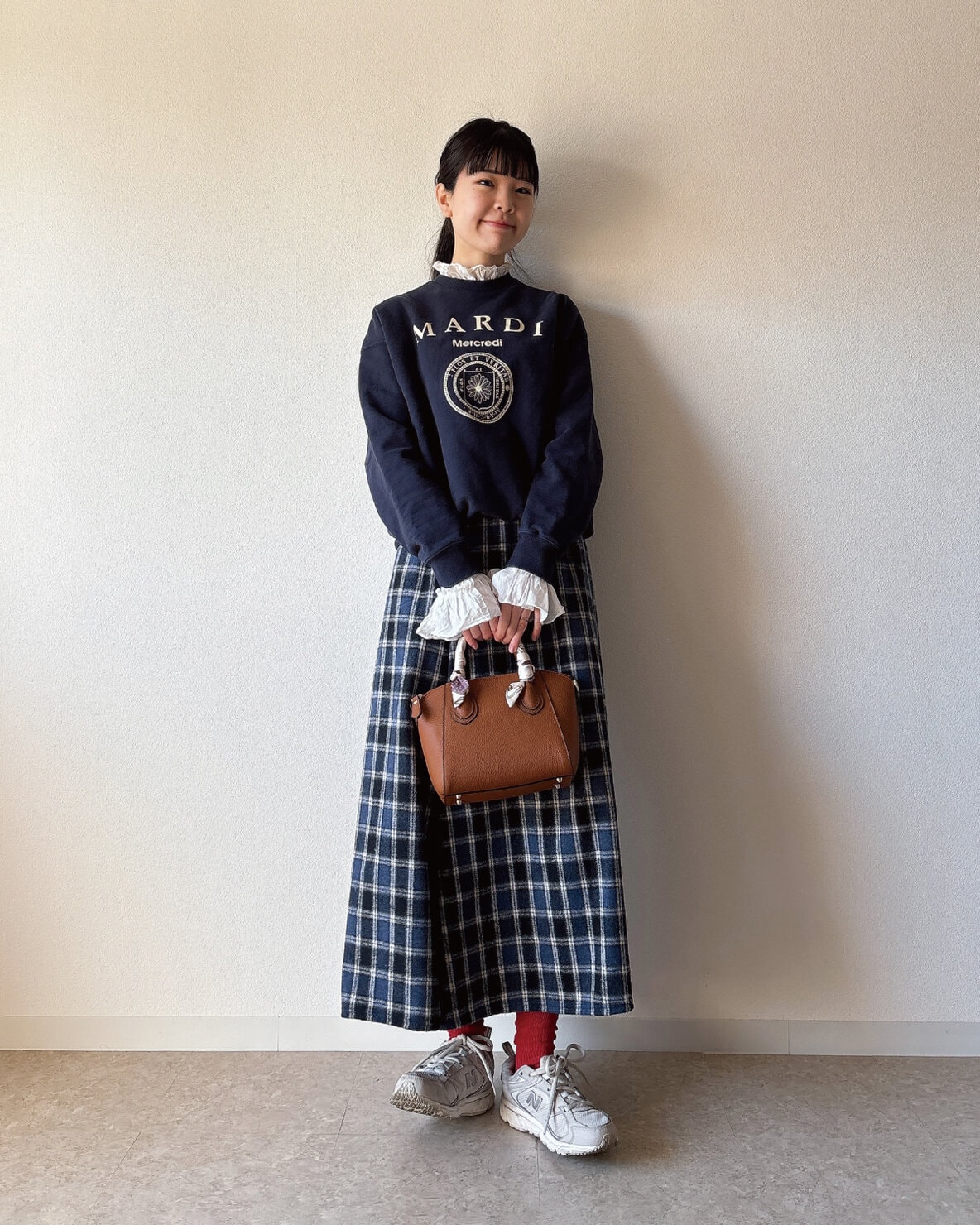スウェット×チェックスカートのコーディネート