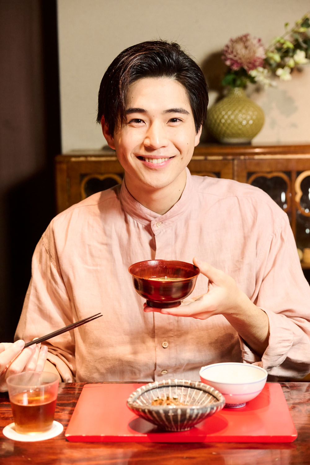 味噌汁を飲む中沢元紀くん