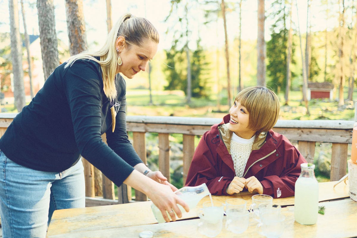 トナカイファーム Rödsön Poro-Pirttiにて、オーナーのソフィアさんがふるまってくれた「トウヒの新芽のシロップジュース」。
