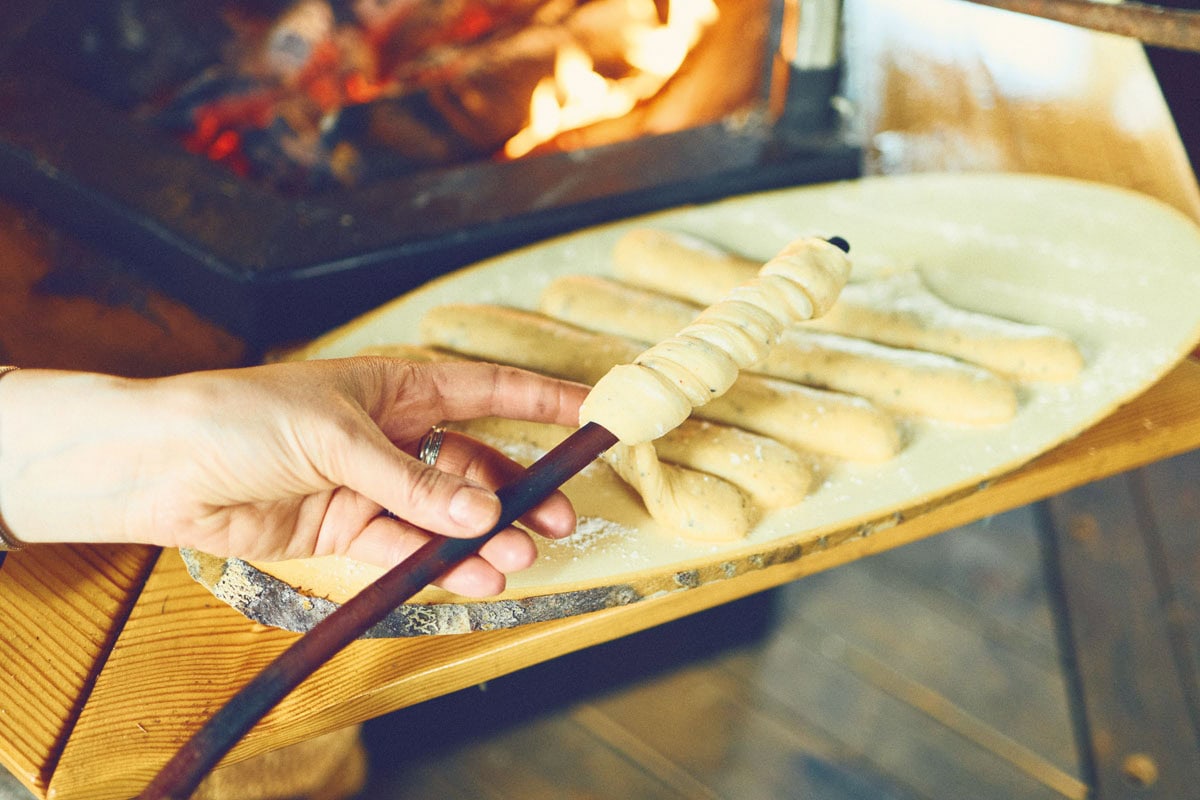 とんがり屋根の小屋「コタ」の焚き火で焼いたパンは甘くてやさしい素朴な味わい。