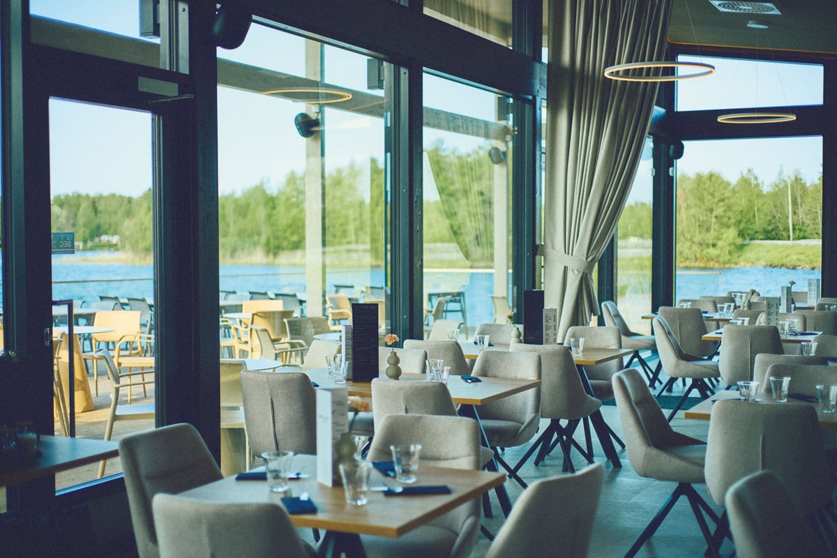 クラシカル、スチーム、ビューの3種のサウナが365日楽しめる最新型リゾート「Hickarö resort」。サウナのあとは、穏やかな海を眺めながら地元の食材を使った日替わりランチやディナーを楽しめます。