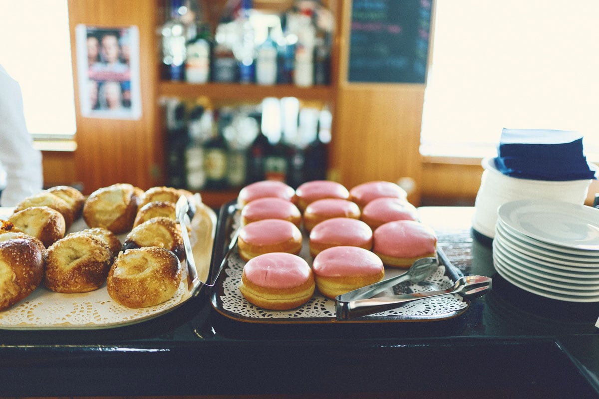 タンカー島へ向かう船内のカフェスペースにはドーナツ、コーヒー、アイスクリームを完備。色鮮やかなピンクのドーナツはラズベリーのジャム入り。