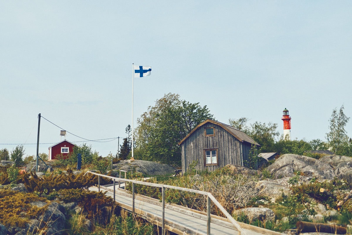 コッコラの港からフェリーで約1時間半。灯台や教会、散策路もあるタンカー島へ。