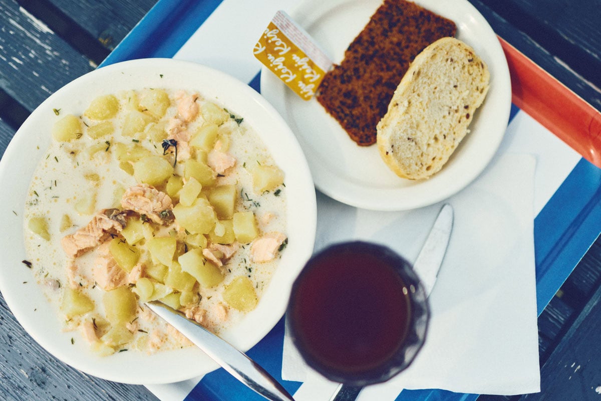 カフェで食べたサーモンスープは、サーモン、ジャガイモ、ディルというシンプルな組み合わせながら、ここでしか味わえない格別の味でした。