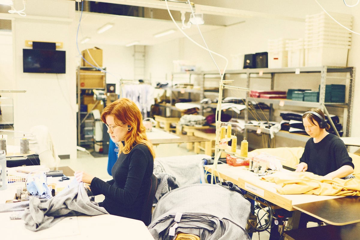 デザイナー兼CEOのアンニーナさんの案内で、コッコラ発のアパレルブランドPaaPiiの縫製工場を見学。