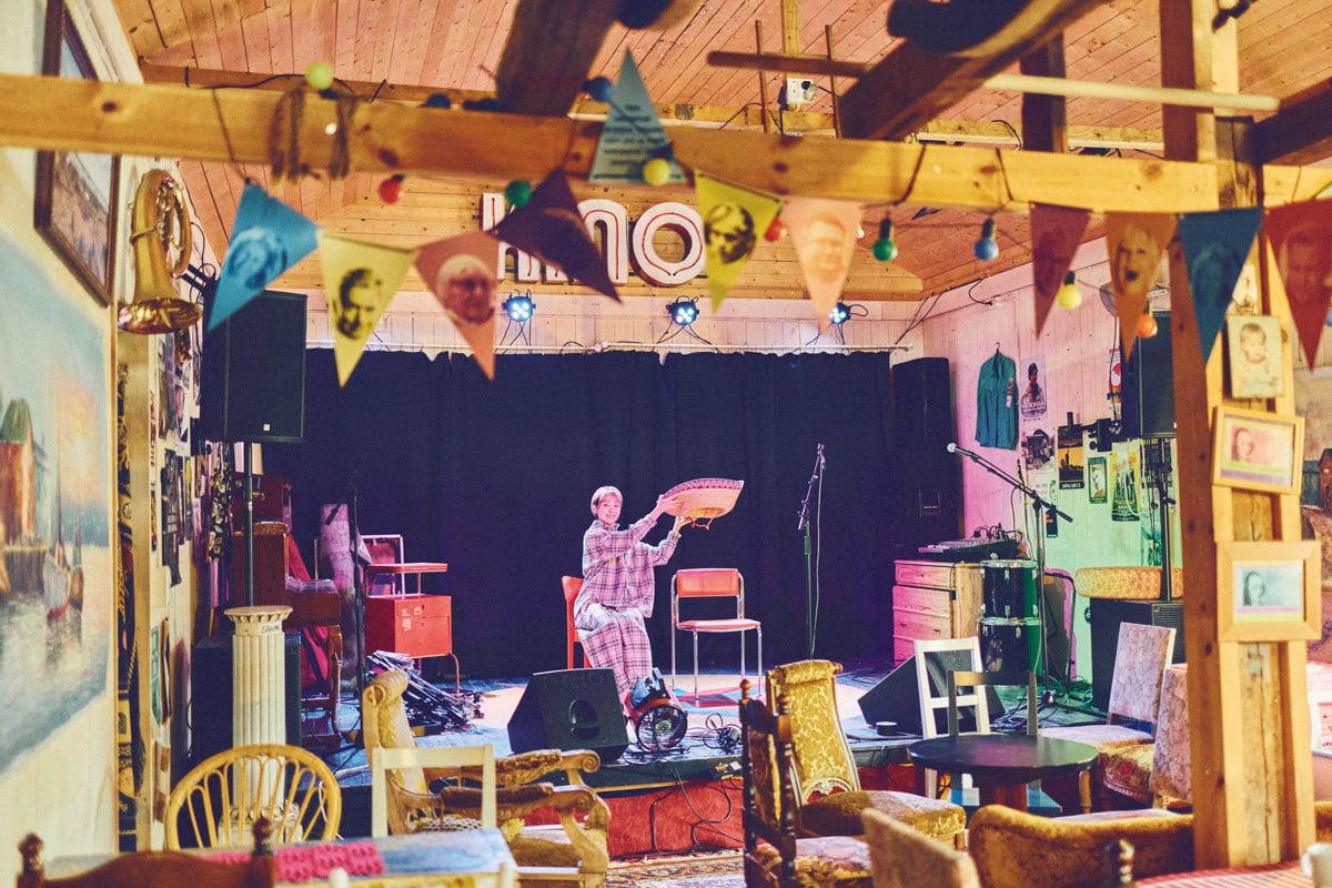 街の開発で取り壊されそうになった古い木造住宅を救い出して移築、芸術家たちが集い、自分たちで少しずつ修復しながら完成させたウクスピヒラヤ。