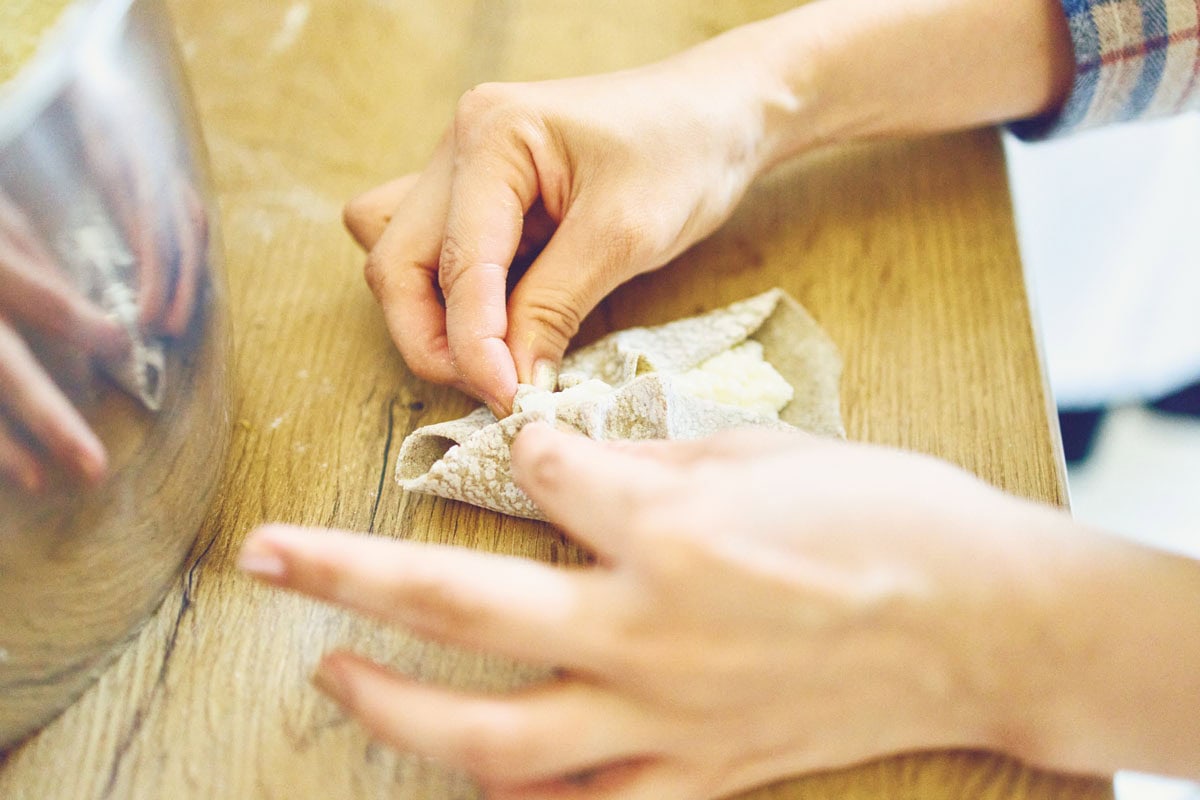 奈緒さん、フィンランドの伝統料理「カレリアパイ」作りに挑戦