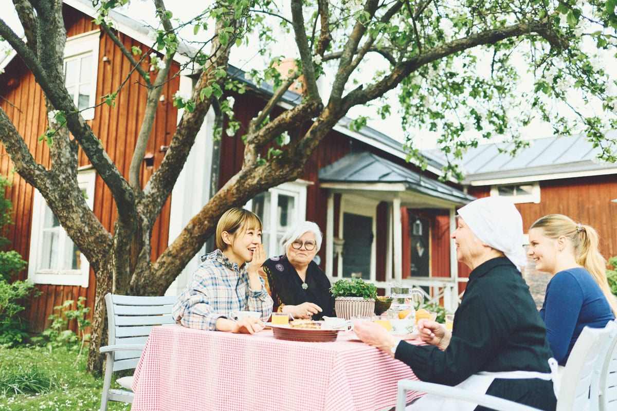 夏のカフェのようにセッティングされたテーブルの上で、美しい草花とりんごの木を眺めながら、過ごすお茶の時間。