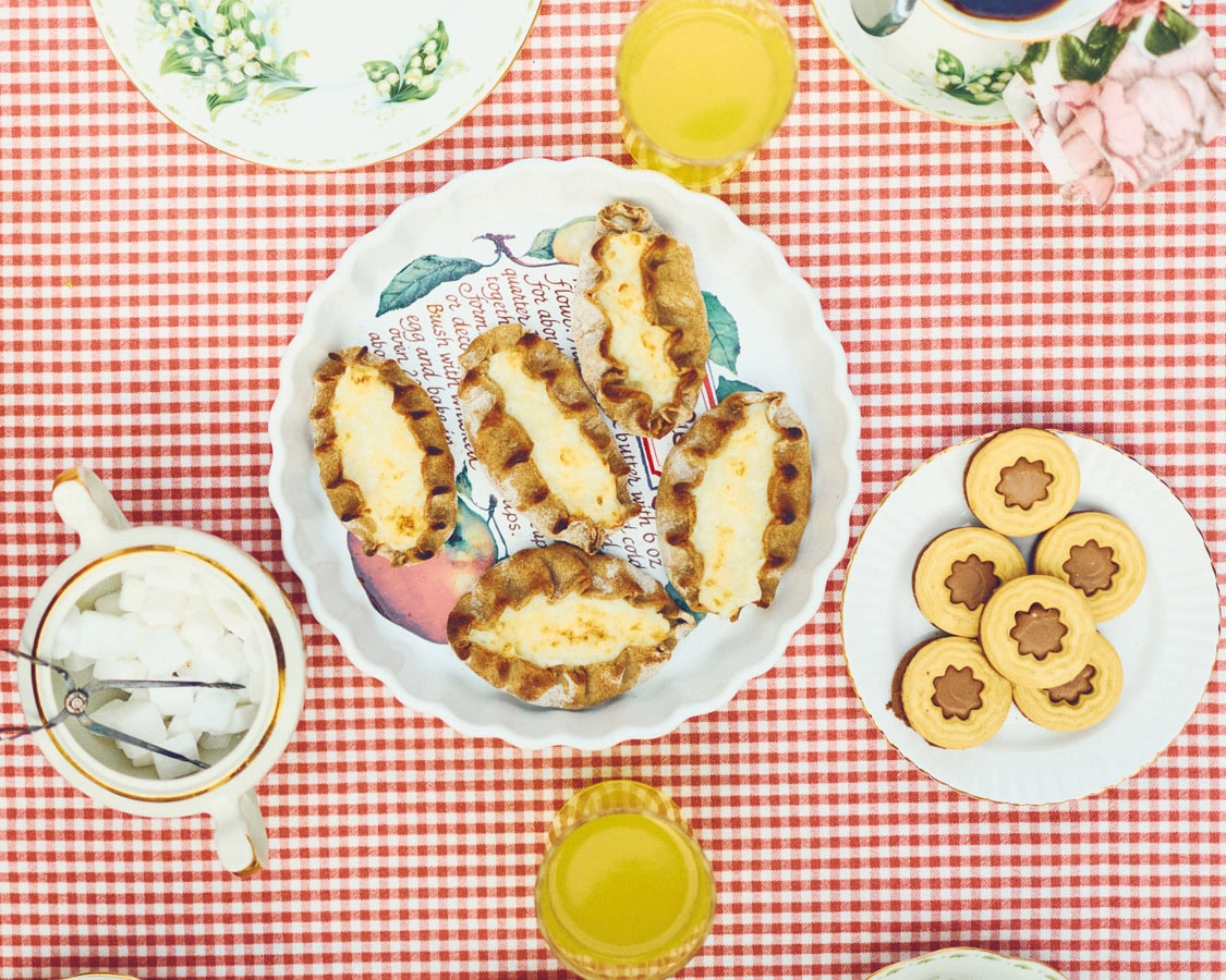 275度のオーブンで焼き上げたカレリアパイ。中に入れるミルク粥は、クリスマスをはじめ、少し特別なときにいただきます。