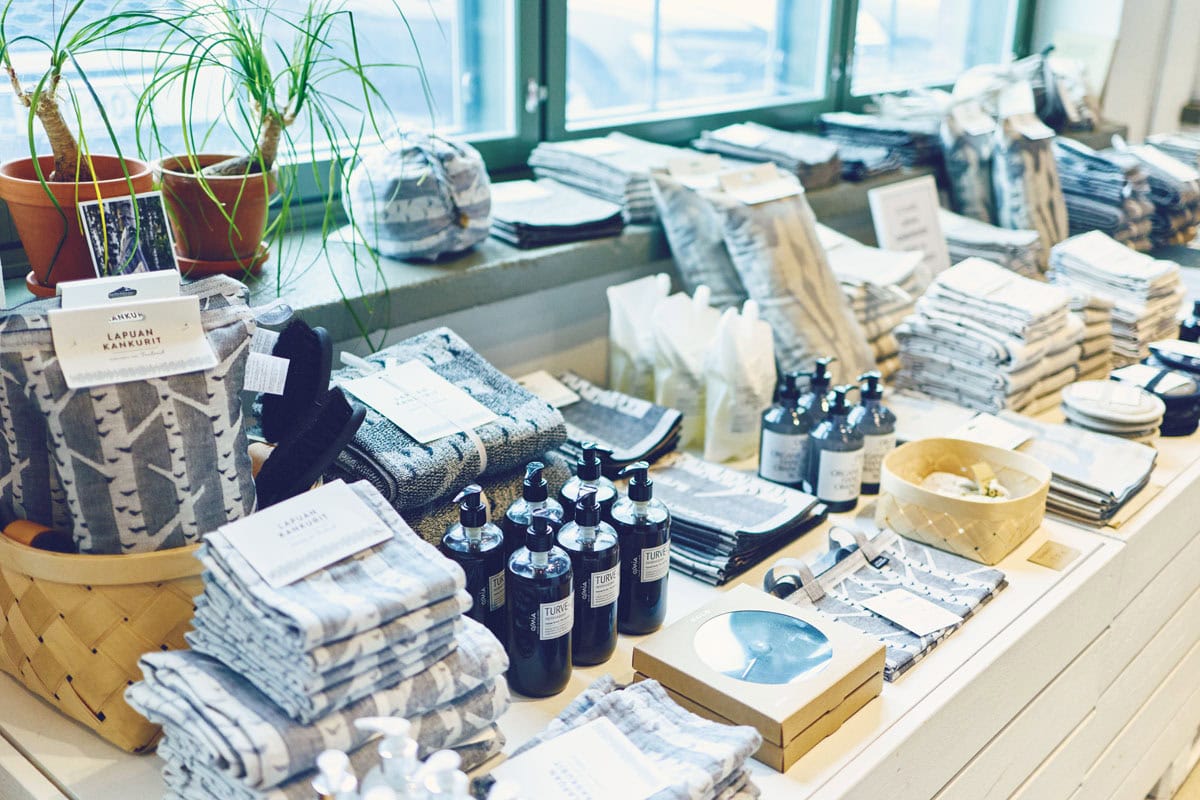 LAPUAN KANKURIT。タオルやブランケットだけでなくサウナグッズも勢揃い。地元アーティストのギャラリーも併設。