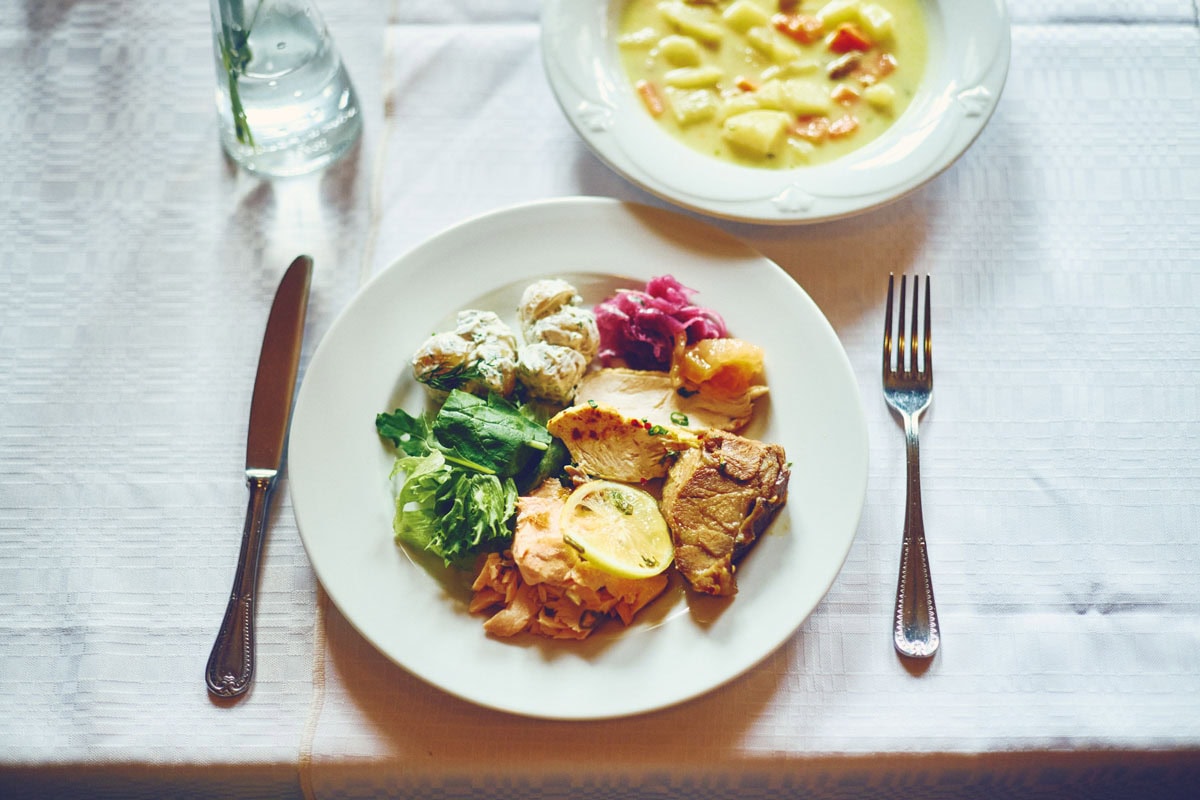 「Hotel-Restaurant Alma」で食べられる朝食とランチのビュッフェもおすすめ。