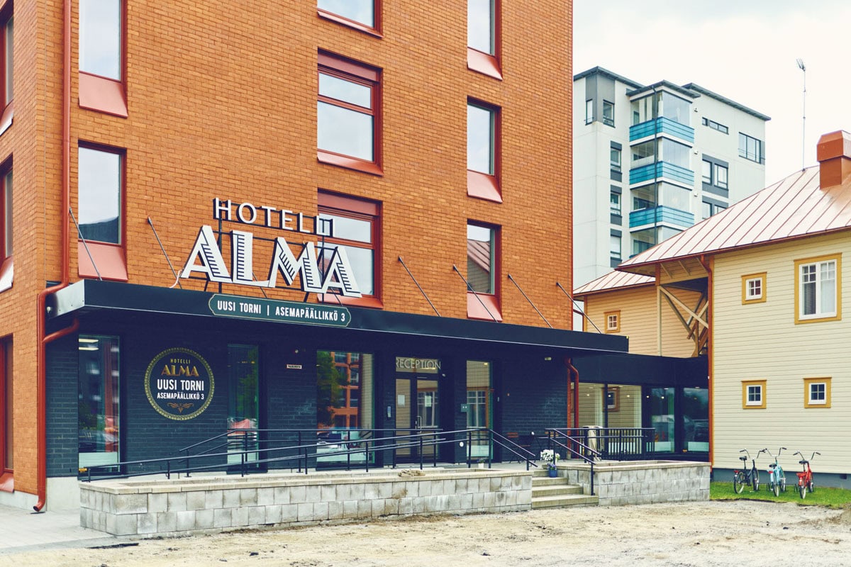 セイナヨキ駅から歩いてすぐの「Hotel-Restaurant Alma」は、1909年築の旧鉄道員集会所を改装したホテル。