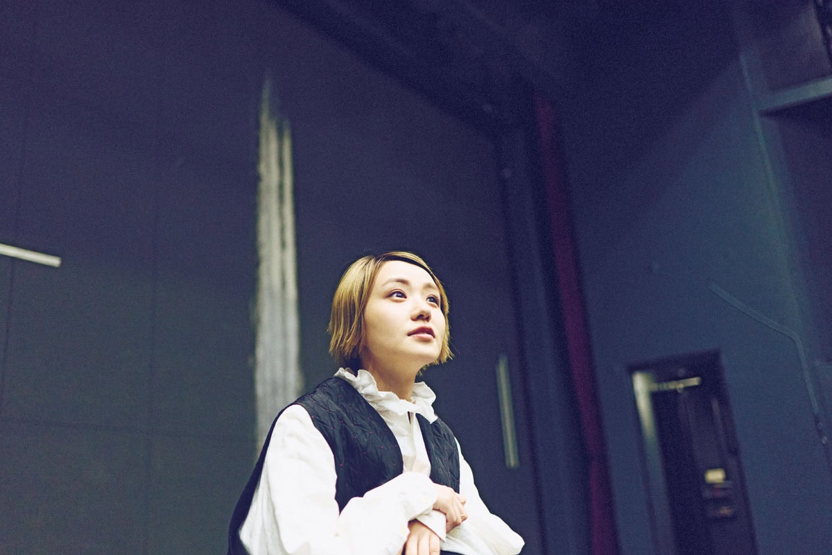劇場のステージから静かに客席を見つめる姿が印象的な奈緒さん。
