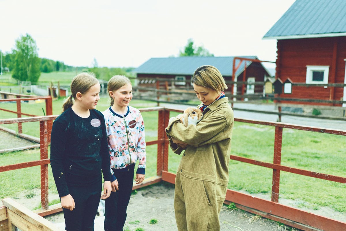 KYLÄPÄÄにて、愛おしそうにうさぎを抱っこする奈緒さんを、そっと見守るふたり。